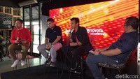 Dion Wiyoko saat membagikan pengalamannya dengan Toyota Fortuner. Foto: Dadan Kuswaraharja
