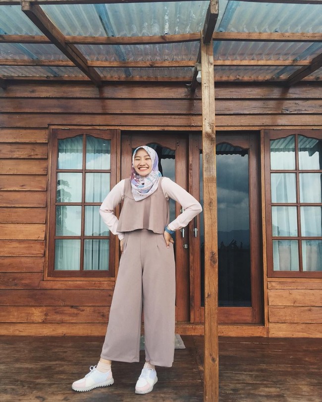 Gaya kasual Tiara saat mengenakan sneakers yang terlihat menawan. Foto: Dok. Instagram/@tiaraalincia