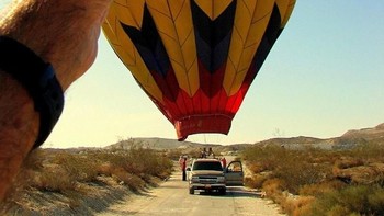 Ketika tangan bisa manggapai balon udara. (Foto: Brightside)