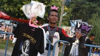 Satu buah kaus tersebut dibanderol Rp 450 ribu. Foto: Pradita Utama
