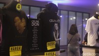 Ada berbagai barang yang diperjualbelikan, di antaranya kaos bergambar Celine Dion dengan berbagai macam desain. Foto: Pradita Utama