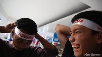 Mereka menggunakan ikat kepala bertuliskan Indonesia