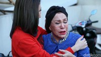 Bahkan, Asty Ananta kadang meluangkan liburan ke luar negeri dengan Mpok Atiek. Foto: (Foto: Ismail/detikHOT)