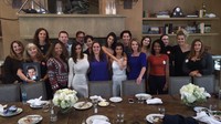 Ibu True Thompson ini juga sering terlibat dalam kegiatan sosial. Ia sempatkan makan siang bersama para keluarga korban kekerasan senjata.Foto: Instagram khloekardashian