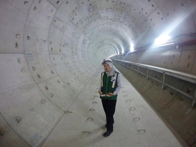 Wanita berusia 21 tahun ini pun nantinya akan mulai melaksanakan tugasnya sebagai masinis MRT pada 2019 mendatang. Foto: Dok. Instagram/@tiaraalincia