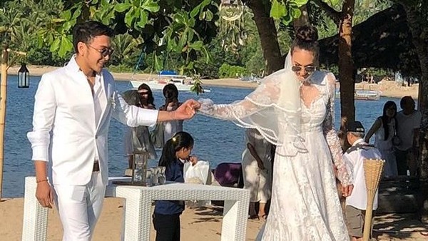 Jangan Baper! Romantisnya Pernikahan Nadine Chandrawinata dan Dimas
