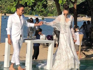 Semua Tamu Barefoot, Pesta Nikah Dimas-Nadine Santai Banget!