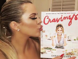 Mengintip 10 Momen Hot Mama Khloe Kardashian Bersama Makanan