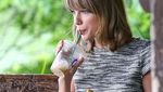 Ini Gaya Seru Taylor Swift Saat Masak hingga Ngopi Cantik