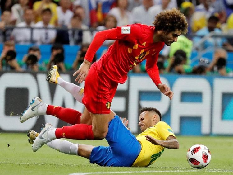 Ketidakberdayaan Neymar di Hadapan Fellaini dalam Gambar Lucu