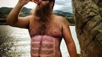 Keuntungan pria yang memiliki rambut di bagian dada dan perutnya. Bisa kelihatan sixpack lho. (Foto: Internet)