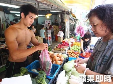 Berbadan Kekar dan Tampan, 5 Penjual Makanan Ini Bikin Gagal Fokus