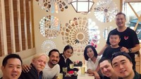 Bukan hanya wajah cantik, Aurelie juga punya suara merdu lho. Ini posenya saat kumpul bersama teman di sebuah resto Jepang. Ada Oka Antara juga tuh! Foto: Instagram aurelie