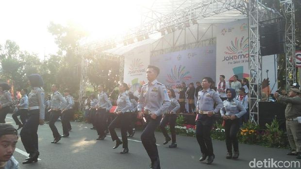 Petugas Dishub Unjuk Kebolehan Kendarai Motor di Depan Anies-Sandi