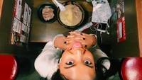 “Best ramen ever,” tulis Aurelie yang sedang makan ramen sendirian di Jepang. Ruang bersantapnya memang dirancang untuk satu orang. Unik ya ramen Ichiran ini? Foto: Instagram aurelie