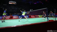 Tontowi Ahmad/Liliyana Natsir bertanding melawan Chan Peng Soon/Goh Liu Ying di partai final Indonesia Open yang digelar di Istora Senayan, Minggu (8/7/2018).
