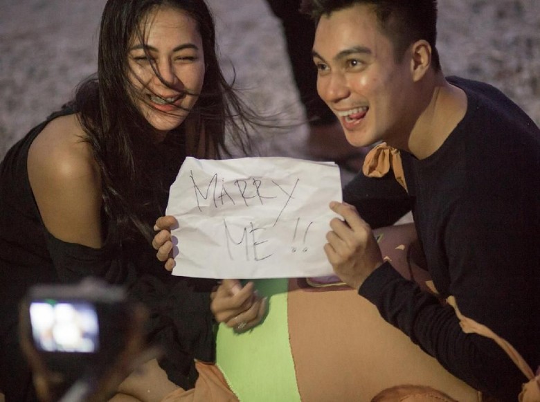 Pakai Kostum Badut Jalanan, Baim Wong Lamar Paula Verhoeven di Bali Pakai Kostum Badut Jalanan, Baim Wong Lamar Paula Verhoeven di Bali