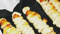 Wah, musisi berusia 50 tahun ternyata bisa masak. Ini dia salah satu kreasinya. Family cooking... Halloween style!,  tulisnya.  Foto: Instagram @celinedion