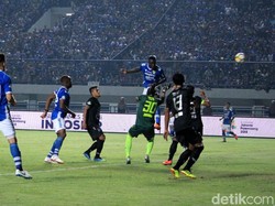 Ezechiel NDouase menanduk bola yang berbuah gol ke gawang PSIS.