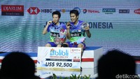 Tontowi/Liliyana menunjukkan medali juara Indonesia Open 2018.