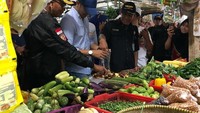 Berkunjung ke pasar tradisional, Hengky mampir ke los sayuran. Kira-kira ia mau memborong apa ya? Foto: instagram @hengkykurniawan