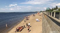 Warga dan wisatawan menikmati pantai Sungai Volga di Samara. Kota Samara dilalui oleh Sungai Volga, salah satu sungai terpanjang di dunia dari Rusia (Resha/detikTravel)