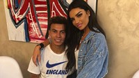 Dele Alli berhasil mencetak gol kedua untuk Inggris saat melawan Swedia. Namun fokus netizen justru terpecah dengan munculnya Ruby Mae, kekasih Dele, di bangku penonton. (Foto:instagram/rubymae3223)  