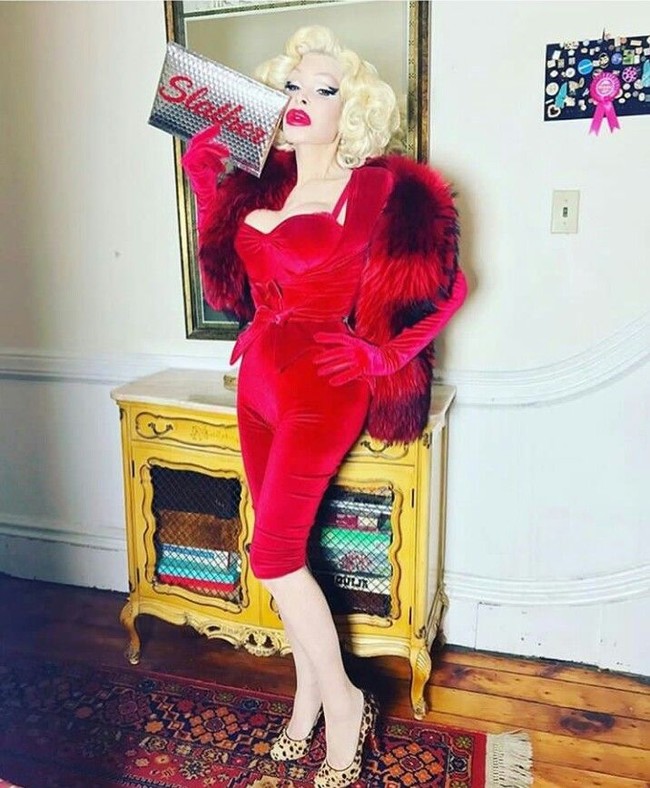 Transgender pecinta pesta itu kerap tampil sebagai bintang tamu di acara-acara party dan sejumlah acara drag queen. Foto: Instagram