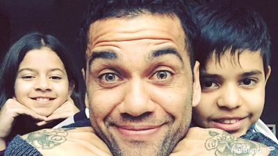 Dani Alves, si Ayah Gaul Penyayang Anak