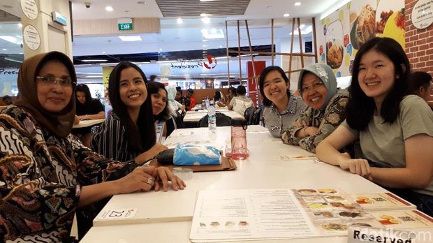 Risma Temui Anak Korban AirAsia yang Jatuh di Selat Karimata