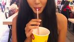 Suka Cicipi Minuman, Aurelie Moeremans Selalu Berpose Cantik Saat Minum