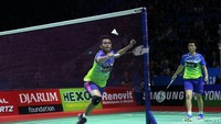 Pertandingan berjalan cukup ketat di gim pertama. Meski demikian, Tontowi/Liliyana tetap mampu menjaga keunggulannya atas Chan/Goh.