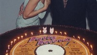 Ini juga salah satu momen yang dibagikan Celine saat merayakan ulang tahun ke 30nya bersama mendiang suaminya, René Angélil. Saat itu ia mendapat kue ulang tahun berbentuk kepingan CD salah satu albumnya. Ukurannya pun sengaja dibuat cukup besar. So sweet! Foto: Instagram @celinedion