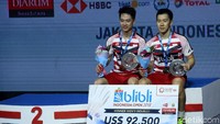 Kevin/Marcus menggenapi kesuksesan Tontowi Ahmad/Liliyana Natsir yang menjadi juara di nomor ganda campuran.