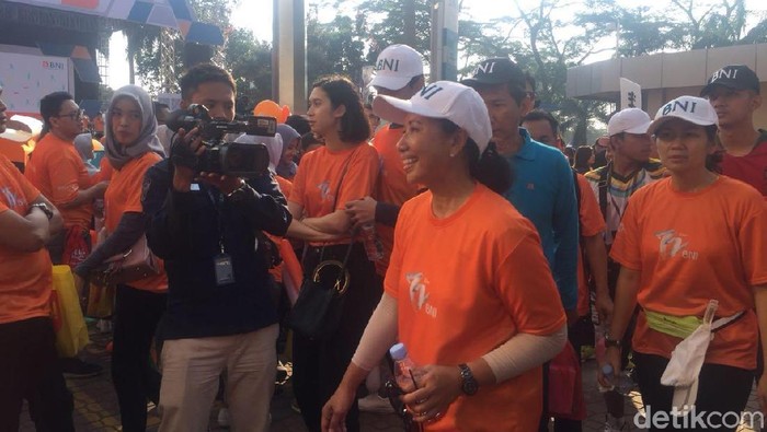 Rini Soemarno Jalan Santai Bareng Ribuan Karyawan BNI di Thamrin