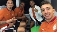 Hangout bersama teman-temannya, Muslera asyik menikmati soft drink. Tapi keempatnya masih mengenakan seragam, sepertinya habis tanding ya. Foto: instagram @muslera