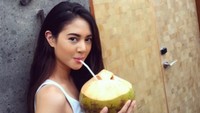 Di Bali rasanya sayang kalau nggak cicip minuman kelapa segar. Begitu juga dengan Aurelie yang dikabarkan berpacaran dengan Ello ini. Foto: Instagram aurelie