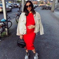 Gaya ibu hamil kekinian ala Shanga. Tampak perempuan 26 tahun itu memakai dress merah yang dibalut jaket oversized, ditambah tas hitam Chanel, dan sneakers biru.  Foto: Dok. Instagram/Shanga Forsberg