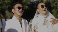 Nadine Chandrawinata dan Dimas Anggara tampil serasi serba putih. Foto: (Instagram/rzbyphotography)