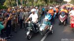 Gaya Anies-Sandi Jadi Anak Vespa Saat Buka Jakarnaval