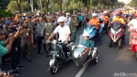 Anies menyebar senyum kepada warga yang hadir di karnaval tersebut. Usai konvoi dengan vespa, Anies bertemu dengan tamu dari duta besar dan pejabat lainnya.