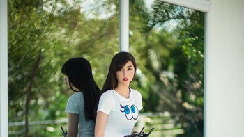Ketika sedang memainkan drone miliknya. Foto: Instagram