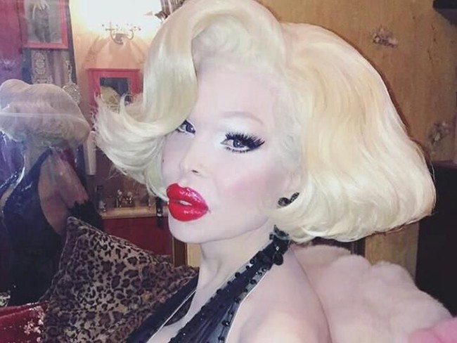 Amanda mengaku dia bukanlah pecinta operasi plastik, namun ia pecinta kecantikan. Apapun akan dia lakukan demi selalu tampil cantik dan muda. Foto: Instagram