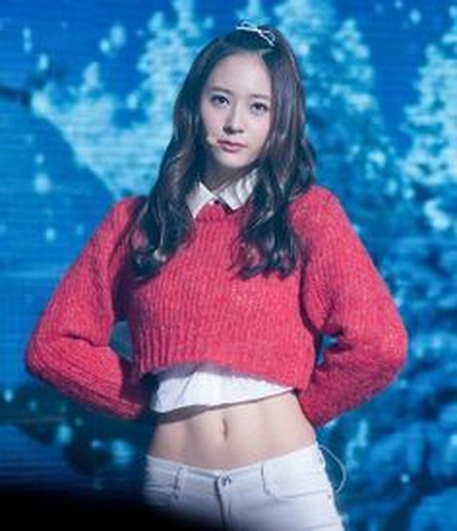 Krystal f (x) tak hanya piawai dalam bernyanyi tetapi juga berakting. Krystal yang memiliki tubuh ideal dengan perut rata ini pun kerap kali menjadi sumber inspirasi bagi kebanyakan wanita. Foto: Ist.