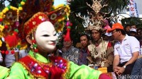 Dalam Jakarnaval 2013, Ahok juga ikut mendampingi Jokowi. Posisinya saat itu menjabat sebagai Wakil Gubernur. Namun Ahok tak berkostum seperti Jokowi. Dia memakai kaus polo shirt warna putih dengan topi oranye.