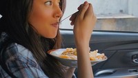 Di dalam mobil, Aurelie nampak asyik menyantap semangkuk ketoprak. Pakai kerupuk pasti makin mantap! Foto: Instagram aurelie