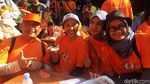 Saat Rini Soemarno Bagi-bagi Serabi Gratis di Thamrin