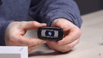 Saat ditutup, ponsel ini akan memancarkan cahaya lampu warna-warni. Foto: YouTube/UnboxTherapy