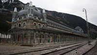 Canfranc International Station (Spanyol). Dibuka pada tahun 1928, gedung ini merypakan saksi bisu dari perang sipil. Ketika negara ini diserang oleh tentara Nazi dan akhirnya ditutup untuk selamanya pada tahun 1970. Stasiun ini akhirnya tidak terawat dan sekarang  berkarat. Istimewa/Urbanghosts.