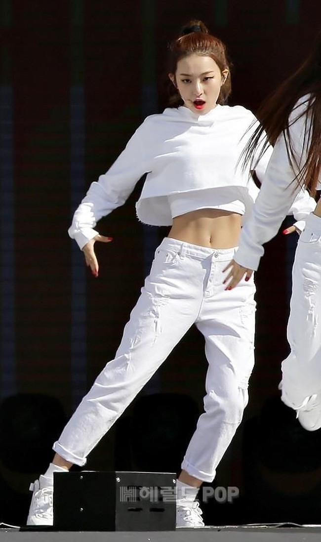 Seulgi Red Velvet juga mempunyai abs yang sering ia pamerkan ketika berada di panggung. Ia juga dikenal dengan tariannya yang begitu enerjik. Foto: Ist.
